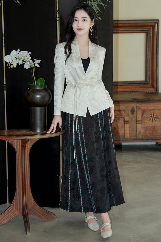 逸红颜明月优选#『玉翡』丝滑暗纹提花缎马面裙，超级百搭单品，自带东方美学的高级感！ 商品图0