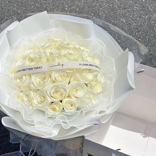 【浪漫纯洁的爱】33朵白玫瑰精品包装花束 商品图1