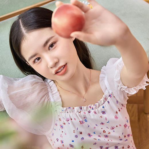 周六福18K金吊坠女颈饰 桃花母贝 质感Z多彩金色玫瑰金甜美 商品图4