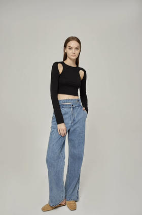 浅蓝色牛仔长裤