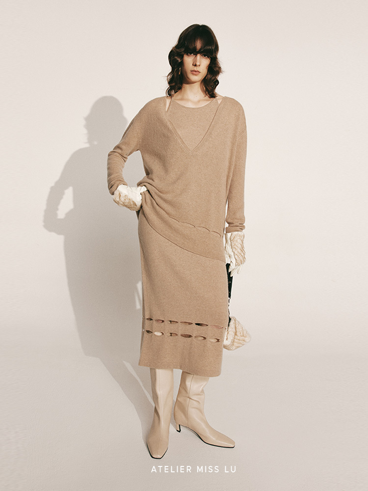 【冬日热拿铁】下摆镂空设计深V领羊绒上衣230040C