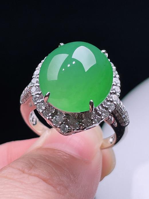 497128 老坑冰绿蛋面戒指/吊坠两用款  精美绝伦，功能齐全，一物两用，裸石尺寸：14.3/13.3/13.4mm（含金厚） 整体尺寸：20.1/16.5/13.4mm  超值价💰18780 商品图3