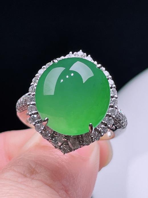 497128 老坑冰绿蛋面戒指/吊坠两用款  精美绝伦，功能齐全，一物两用，裸石尺寸：14.3/13.3/13.4mm（含金厚） 整体尺寸：20.1/16.5/13.4mm  超值价💰18780 商品图1