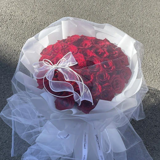 【炽热又真情的爱】33朵红玫瑰精品包装花束 商品图1