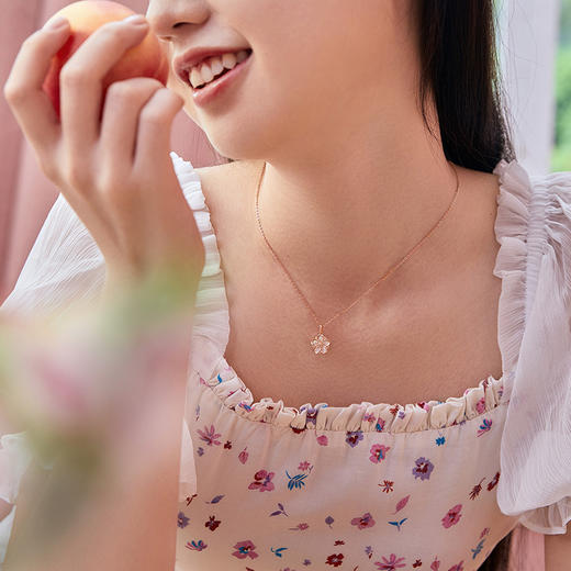周六福18K金吊坠女颈饰 桃花母贝 质感Z多彩金色玫瑰金甜美 商品图3