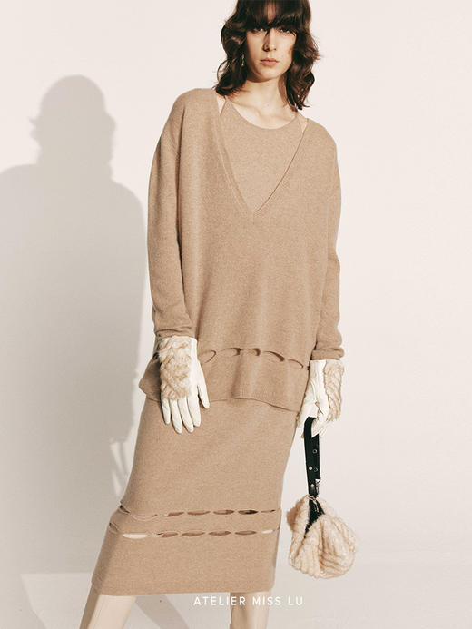 【冬日热拿铁】下摆镂空设计深V领羊绒上衣230040C 商品图1