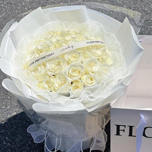 【浪漫纯洁的爱】33朵白玫瑰精品包装花束 商品图0