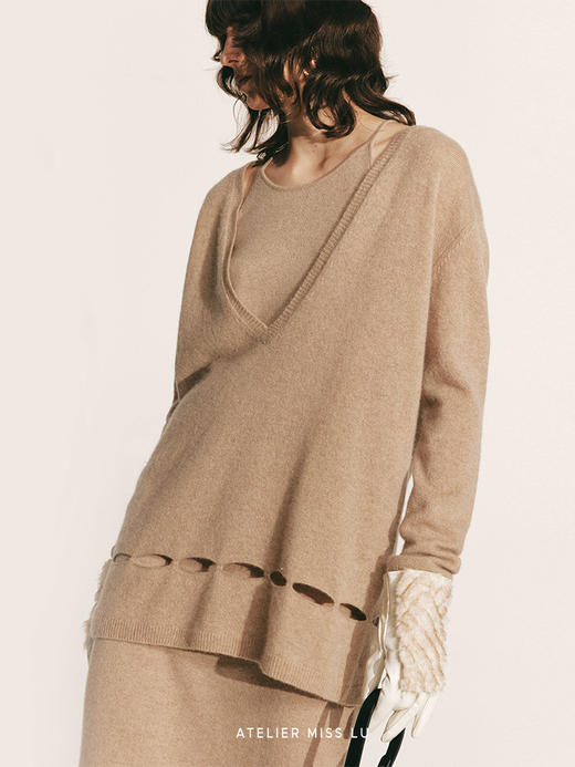 【冬日热拿铁】下摆镂空设计深V领羊绒上衣230040C 商品图3