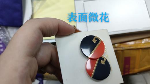 190041777860  汤丽柏琦Tory Burch   女士时尚简约金属LOGO创意镶嵌树脂个性耳钉 【瑕疵看图】 商品图4