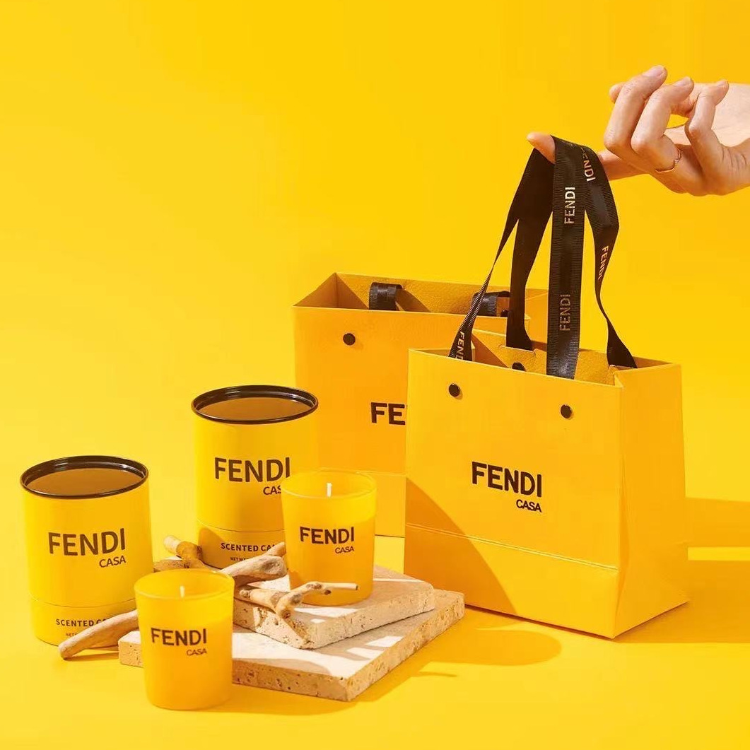 全款买下Fendi的快乐！【𝙁𝙚𝙣𝙙𝙞 𝘾𝙖𝙨𝙖香氛蜡烛】✨达芬奇密码香氛蜡烛 ✨青柠罗勒香氛蜡烛 ✨咖色／粉色挂件  配专柜同款全套包装🎁➕礼袋‼️