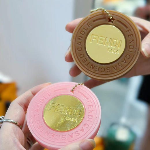 全款买下Fendi的快乐！【𝙁𝙚𝙣𝙙𝙞 𝘾𝙖𝙨𝙖香氛蜡烛】✨达芬奇密码香氛蜡烛 ✨青柠罗勒香氛蜡烛 ✨咖色／粉色挂件  配专柜同款全套包装🎁➕礼袋‼️ 商品图14