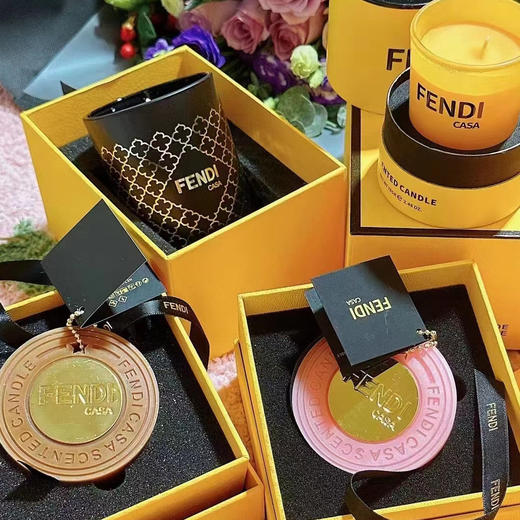 全款买下Fendi的快乐！【𝙁𝙚𝙣𝙙𝙞 𝘾𝙖𝙨𝙖香氛蜡烛】✨达芬奇密码香氛蜡烛 ✨青柠罗勒香氛蜡烛 ✨咖色／粉色挂件  配专柜同款全套包装🎁➕礼袋‼️ 商品图1