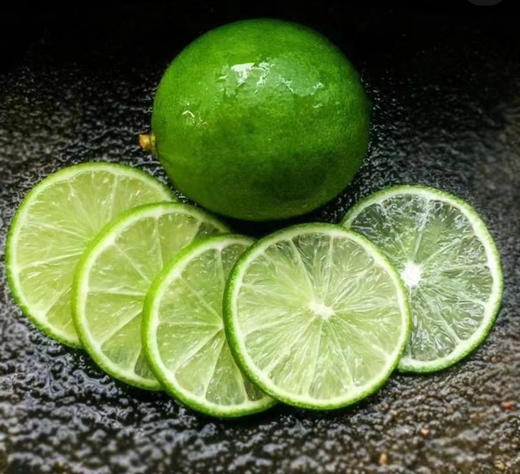 周三配送！小青柠檬是水果柠檬的一种， 只是它个头比较小， 而且果皮也是青绿色， 这种柠檬的果汁含量大， 而且维c含量也特别高， 食用它以后能淡斑美白也能增强身体免疫力， 酸爽爆汁，降暑开胃！500克 商品图1