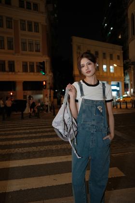 俏皮的背带裤配上晚市街头，好有氛围感