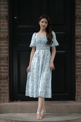 着碎花裙，一起漫步在人潮拥挤的街头吧