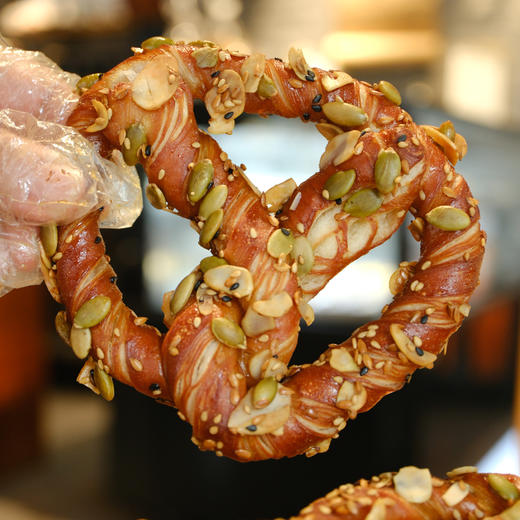 现烤面包—碱水杂谷结 商品图0