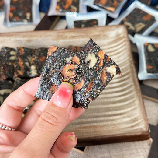 【非遗地道好阿胶 好吃又滋补】李时珍·黑芝麻核桃阿胶糕 正宗东阿阿胶 黑芝麻 核桃 枸杞 红枣 黄酒 5大辅料 7道工序熬制 滋补养颜 200g/盒 商品图4