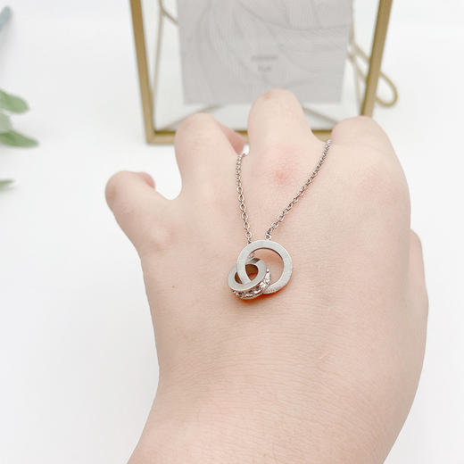 【时尚百搭，简约大气】几何元素与罗马数字完美融合，展现前卫个性。钛钢材质打造，不易变色、不敏感，让你的锁骨更加迷人。别具匠心的满钻设计，彰显品味与G级感。约会宠儿、情人节礼物生日礼物！ 商品图4