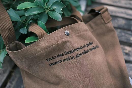 卡夫卡套组：深咖色签名刺绣托特包 + 卡夫卡“我会握紧你的手”便携式咖啡杯 商品图5