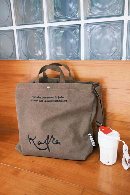 卡夫卡套组：深咖色签名刺绣托特包 + 卡夫卡“我会握紧你的手”便携式咖啡杯 商品图2