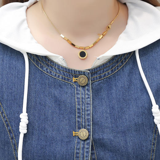 秋款休闲，长袖连帽时尚小衫短款时髦马甲中长款半身裙牛仔三件套QYM-XYKL-3911-L 商品图3