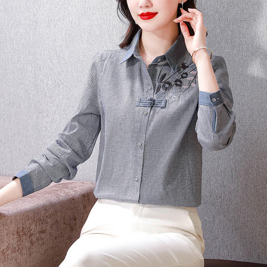 KQLA83N6618 2023年早秋文艺复古细格子衬衫女大码民族风刺绣国风盘扣上衣 商品图2