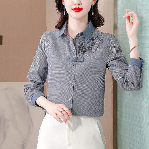 KQLA83N6618 2023年早秋文艺复古细格子衬衫女大码民族风刺绣国风盘扣上衣 商品图0