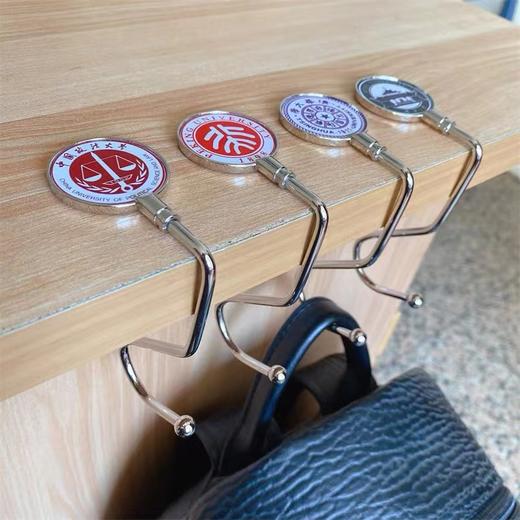 书包挂钩学生课桌办公桌挂包神器可拆卸免粘免贴可移动书桌挂包钩图案随机1个 商品图1