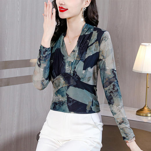 SMZ9756 V领弹力网纱小衫女2023秋新款减龄显瘦打底衫洋气水墨画印花上衣 商品图2
