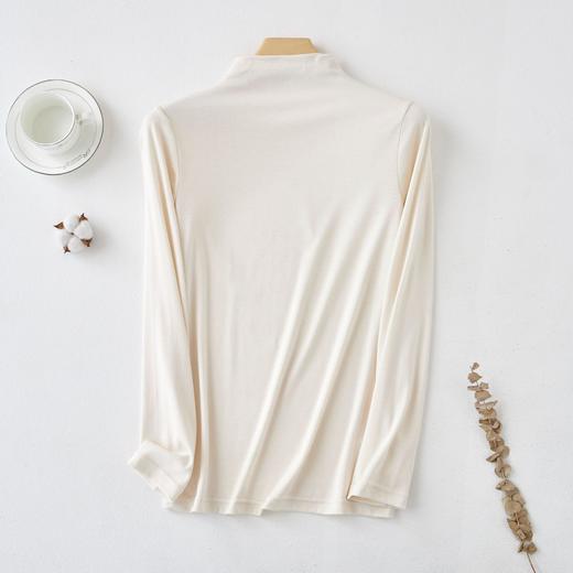 【螺纹质地，温暖而亲肤】春秋交替，针织保暖，轻盈亲肤。柔软的质感，仿佛穿上了大地的温暖。深色螺纹勾勒出优美的曲线，半高领长袖T恤恰到好处，展现女性的柔美和优雅。 商品图1