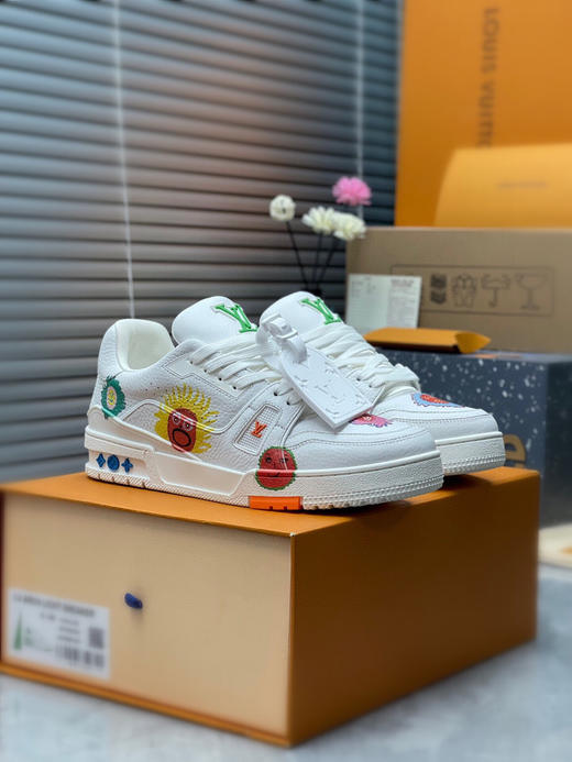 夏季特惠💰600 LV 公司级 # 驴牌 Trainer 打印走秀新款！空胶工艺；原版开发 上脚非常舒适 商品图1