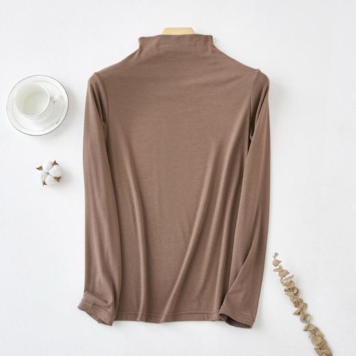 【螺纹质地，温暖而亲肤】春秋交替，针织保暖，轻盈亲肤。柔软的质感，仿佛穿上了大地的温暖。深色螺纹勾勒出优美的曲线，半高领长袖T恤恰到好处，展现女性的柔美和优雅。 商品图2