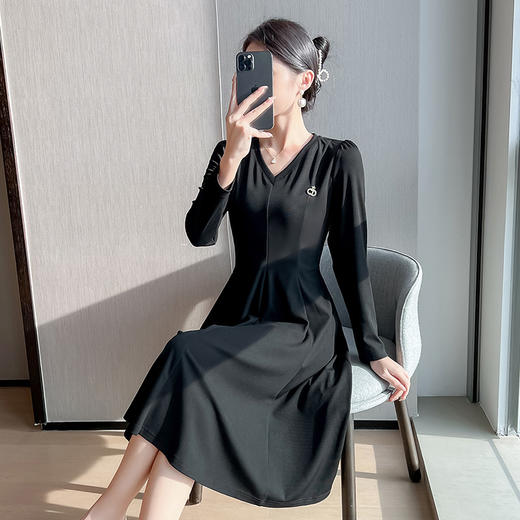 奢姿2024春秋季新款大码女装胸针装饰裙子胖妹妹气质V领连衣裙9933853106 商品图2