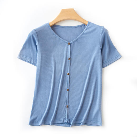【4色可选，第二件免单！】夏日清新，简约不失精致，钉扣V字领设计别具匠心，让你更加迷人动人。棉月2023夏季新款短袖T恤女，轻松穿出独特的魅力。 商品图4
