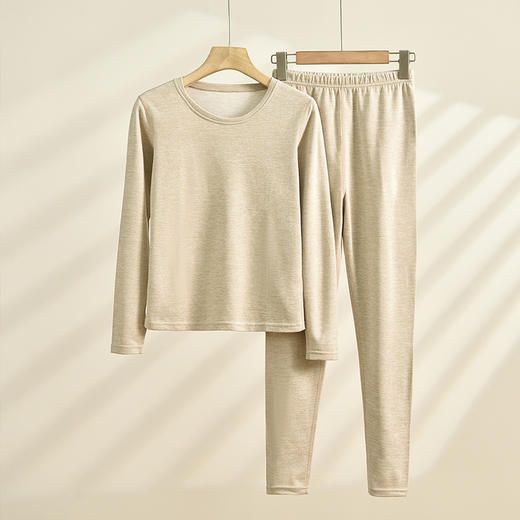 【秋冬来袭，不怕冷！】轻薄保暖内衣套装，自发热技术加持，360度守护你的温暖。圆领设计，随意搭配，时尚百搭。秋衣秋裤一套搞定，轻松穿出美丽自信！ 商品图4