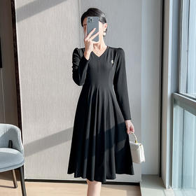 奢姿2024春秋季新款大码女装胸针装饰裙子胖妹妹气质V领连衣裙9933853106