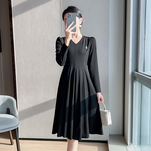 奢姿2024春秋季新款大码女装胸针装饰裙子胖妹妹气质V领连衣裙9933853106 商品图0