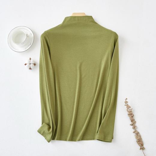 【螺纹质地，温暖而亲肤】春秋交替，针织保暖，轻盈亲肤。柔软的质感，仿佛穿上了大地的温暖。深色螺纹勾勒出优美的曲线，半高领长袖T恤恰到好处，展现女性的柔美和优雅。 商品图3