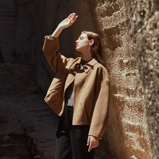 【羊毛羊绒短款外套】23年秋冬新品女士短款大衣时尚卡其挺括外套 商品图2