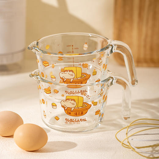 【摩登主妇&蜡笔小新】量杯带刻度水杯玻璃耐高温家用厨房打蛋杯 商品图2