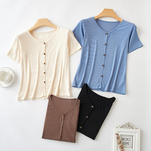 【4色可选，第二件免单！】夏日清新，简约不失精致，钉扣V字领设计别具匠心，让你更加迷人动人。棉月2023夏季新款短袖T恤女，轻松穿出独特的魅力。 商品图3