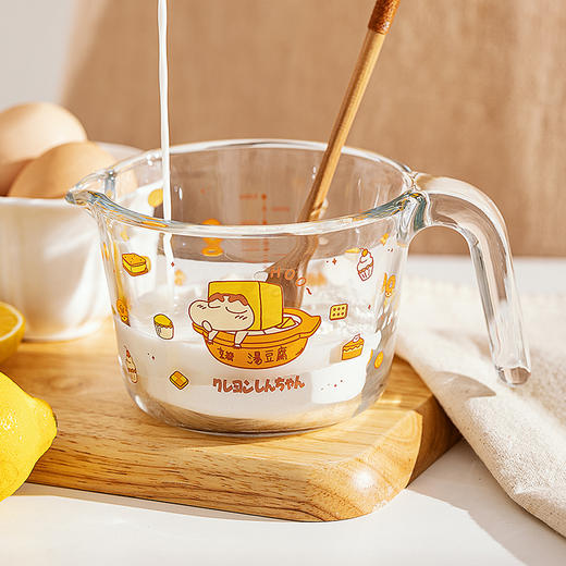 【摩登主妇&蜡笔小新】量杯带刻度水杯玻璃耐高温家用厨房打蛋杯 商品图1