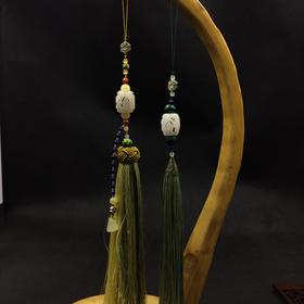 菊斋雅制 • 镂雕玉香囊（灯笼形）