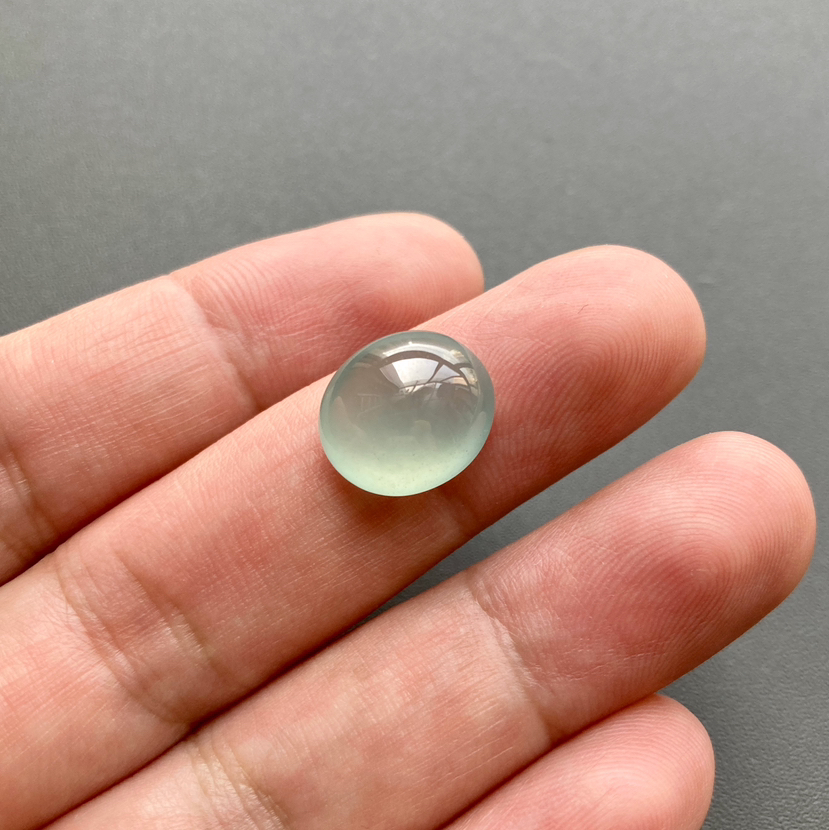 高冰种蓝水翡翠大蛋面鸽子蛋