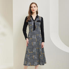 NG817斯尔丽瑟俪2023秋上新千鸟格印花翻领收腰时尚弹力针织连衣裙