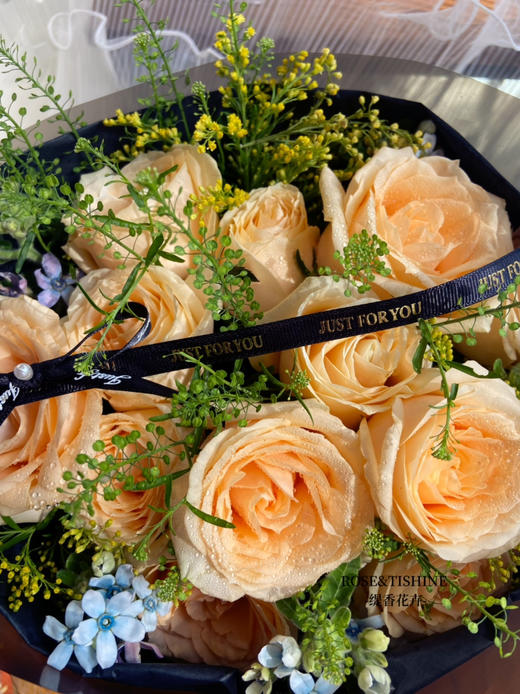 【与你相遇注定美好】12朵蜜桃雪山玫瑰精品花束 商品图3