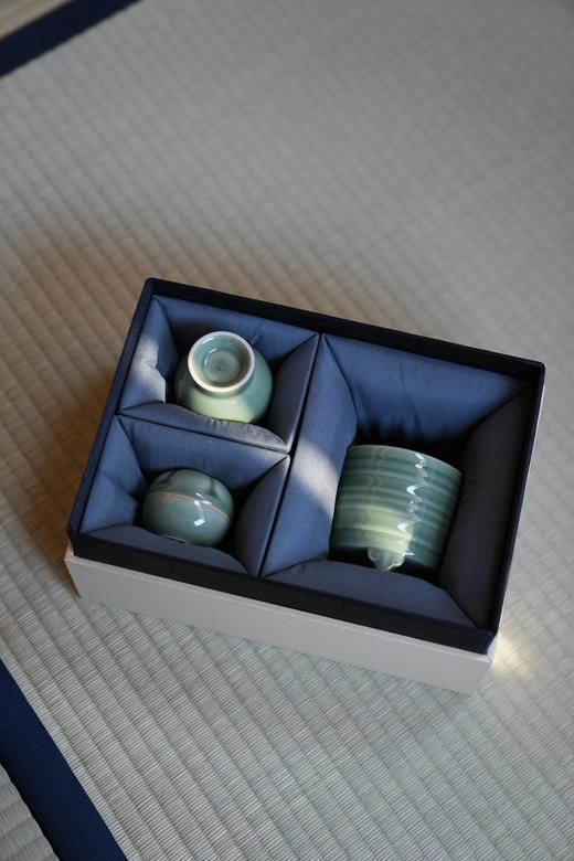 手工龙泉窑 炉瓶三事 （梅子青奁炉  梅子青梅花香盒 梅子清香箸瓶） 商品图1