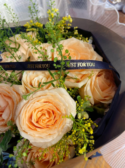 【与你相遇注定美好】12朵蜜桃雪山玫瑰精品花束 商品图2