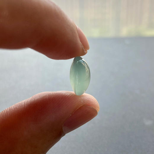 高冰种蓝水翡翠大蛋面鸽子蛋 商品图9