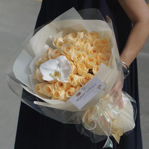 【专属你的爱】33朵蜜桃雪山玫瑰花束 商品图0
